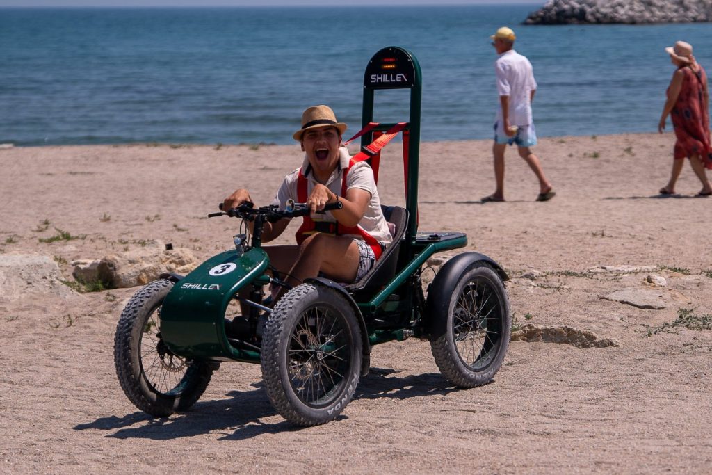 Marea, fără bariere: persoane cu dizabilități din Cluj au trăit o vară plină de aventură pe litoral