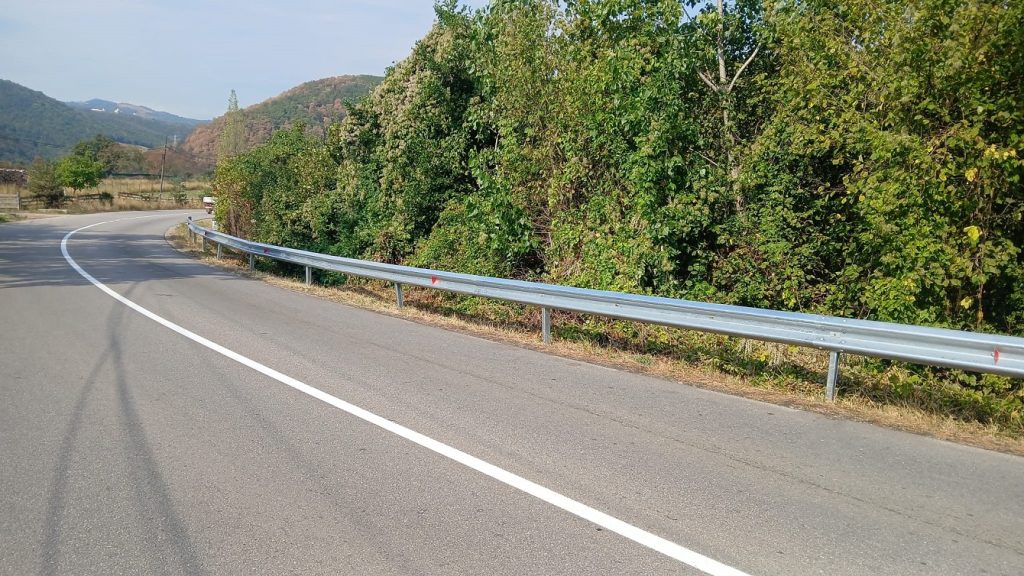 Se derulează lucrări de întreținere pe drumul județean DJ 107P Someșu Rece – Mărișel