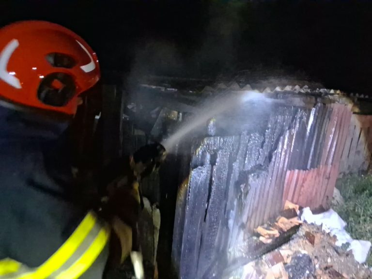 Incendiu în toiul nopții, la Iara: o bucătărie de vară a fost cuprinsă de flăcări