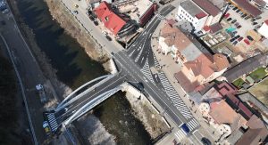 Podul peste râul Arieș din Câmpeni, tot mai aproape de deschiderea circulației: Patru camioane de câte 40 de tone vor testa structura!