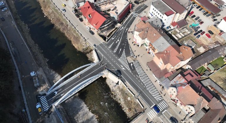 Podul peste râul Arieș din Câmpeni, tot mai aproape de deschiderea circulației: Patru camioane de câte 40 de tone vor testa structura!