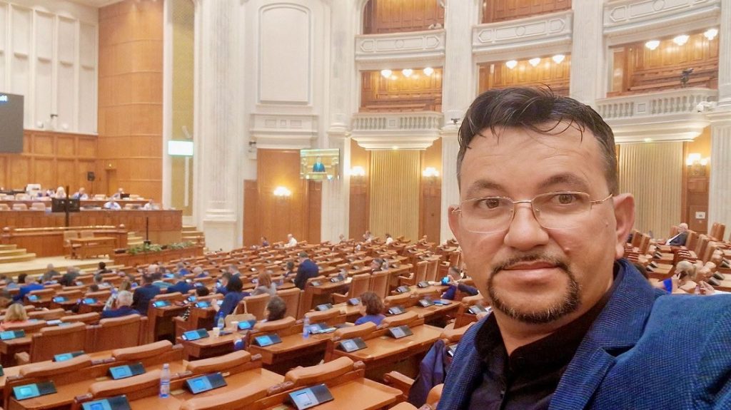 Deputatul AUR de Hunedoara Tiberiu Barstan acuză PNL și USR de absenteism în Parlament: „La muncă sunt absenți, dar la încasări au prezență sută la sută!”