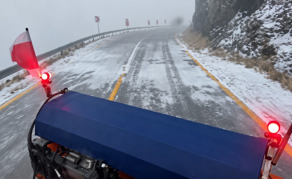 Frig, ceață și vânt puternic pe Transalpina: Utilaj cu lamă și material antiderapant, trimis în revizie pe DN 67C!