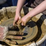 Tradiții vii și bunătăți autentice în inima orașului: târgul „Zestrea – Taine din palmă de ardelean” revine în Piața Unirii din Cluj-Napoca