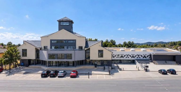 Investiție de 3,3 milioane de euro la Ștei! Noua piață agroalimentară, finalizată: 79 de tonete, 14 boxe comerciale, parcare subterană și spații verzi. Primarul Iulian Balaj: „Un spațiu pentru roade, oameni și comunitate”