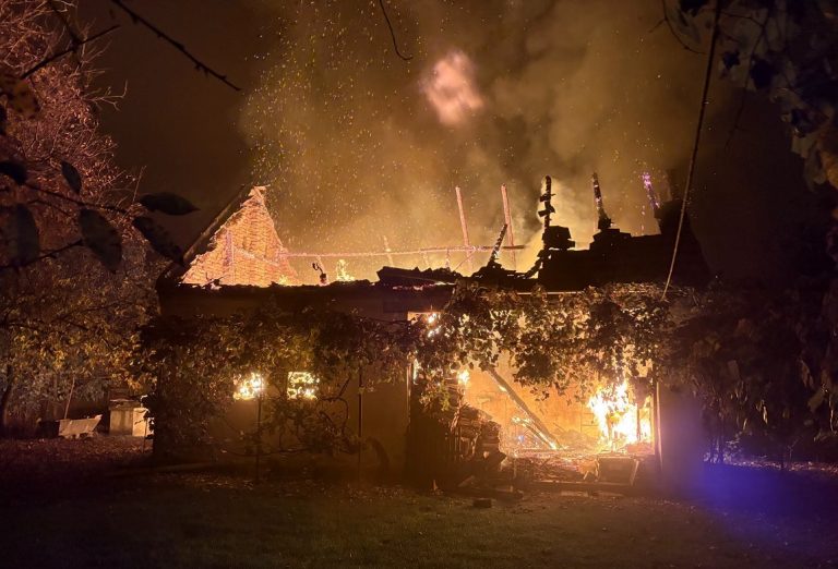 Incendiu devastator în județul Hunedoara! O anexă de 100 de metri pătrați s-a făcut scrum la Băcia