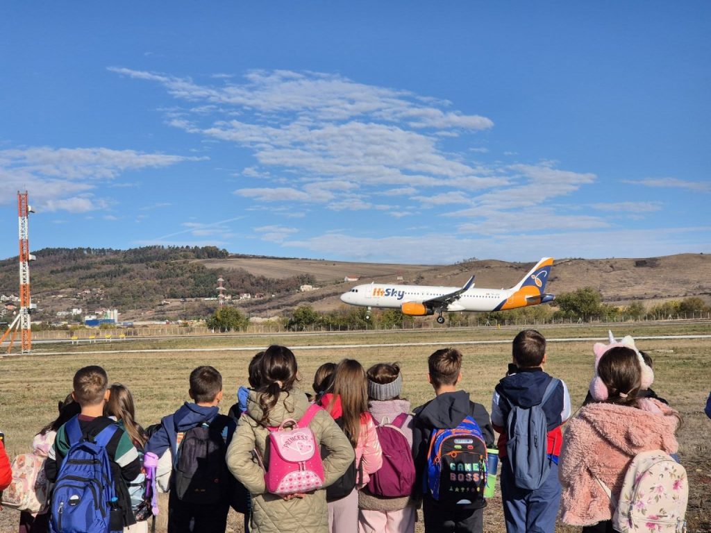 Peste 600 de copii au descoperit secretele aviației la Aeroportul Cluj! Ce au văzut în cadrul programului „Școala Altfel”