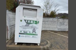 Primăria Băița a amplasat un container special pentru colectarea hainelor și deșeurilor textile. Ce pot depozita locuitorii
