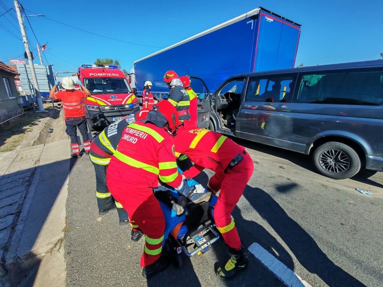 Accident pe DN66, la Băcia: Trei persoane au ajuns la spital după ce un autoturism a intrat într-un TIR