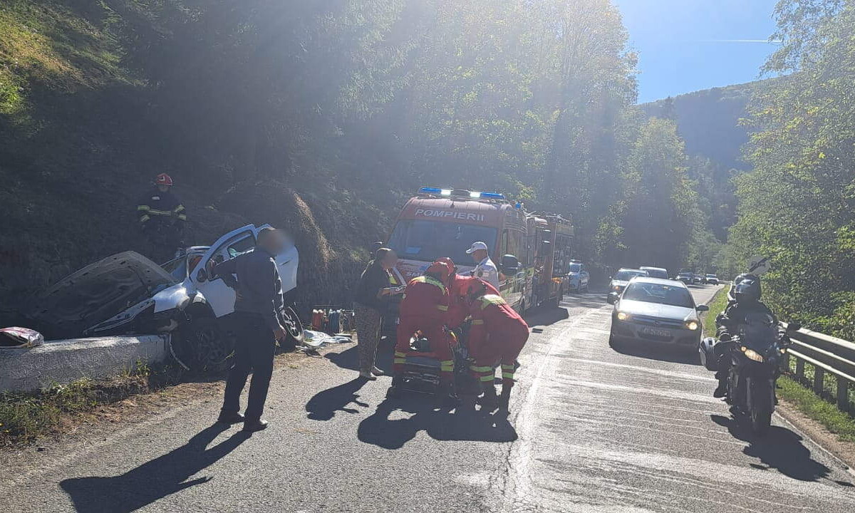 Accident grav pe DN 75, la ieșirea din Câmpeni spre Vadu Moților: O femeie a fost scoasă din mașină cu politraumatisme