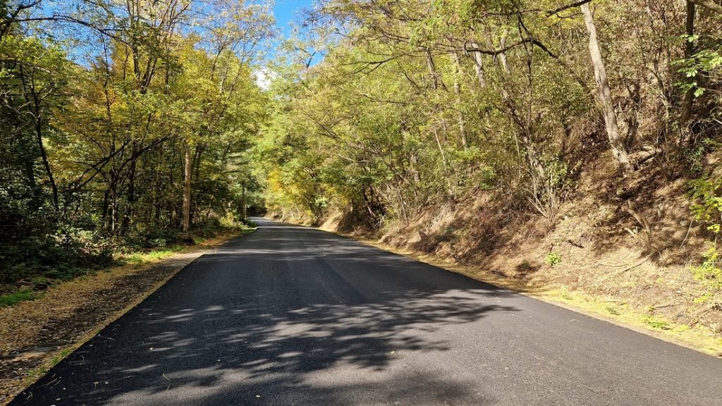 Drum modernizat între Lacul Cinciș și Ținutul Pădurenilor: Investiție de 31,6 milioane de lei pentru o rută turistică importantă din Hunedoara!