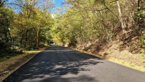 Drum modernizat între Lacul Cinciș și Ținutul Pădurenilor: Investiție de 31,6 milioane de lei pentru o rută turistică importantă din Hunedoara!