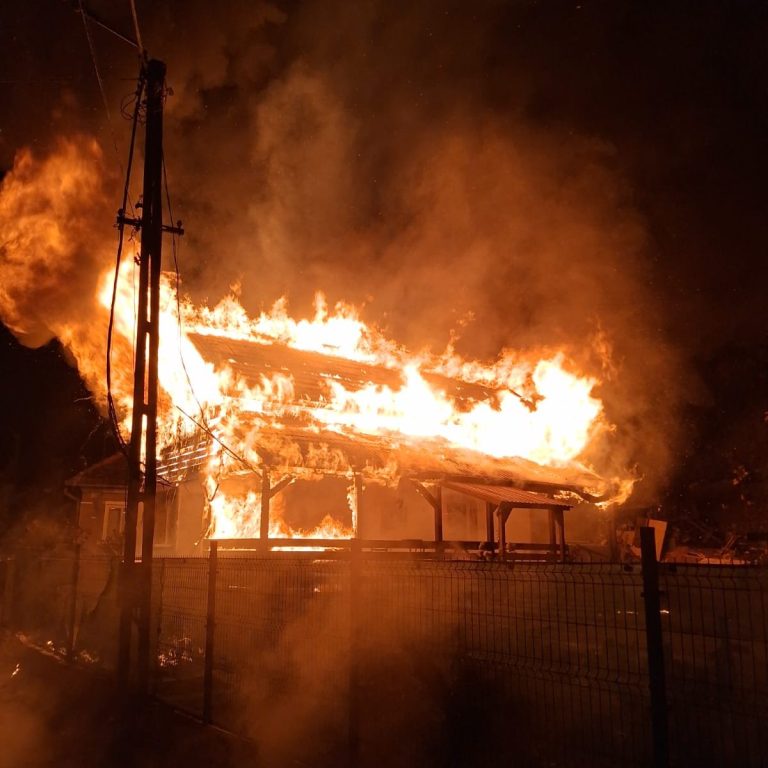 Incendiu puternic la o casă din Aghireșu! Acoperișul, interiorul și terasa, afectate de flăcări