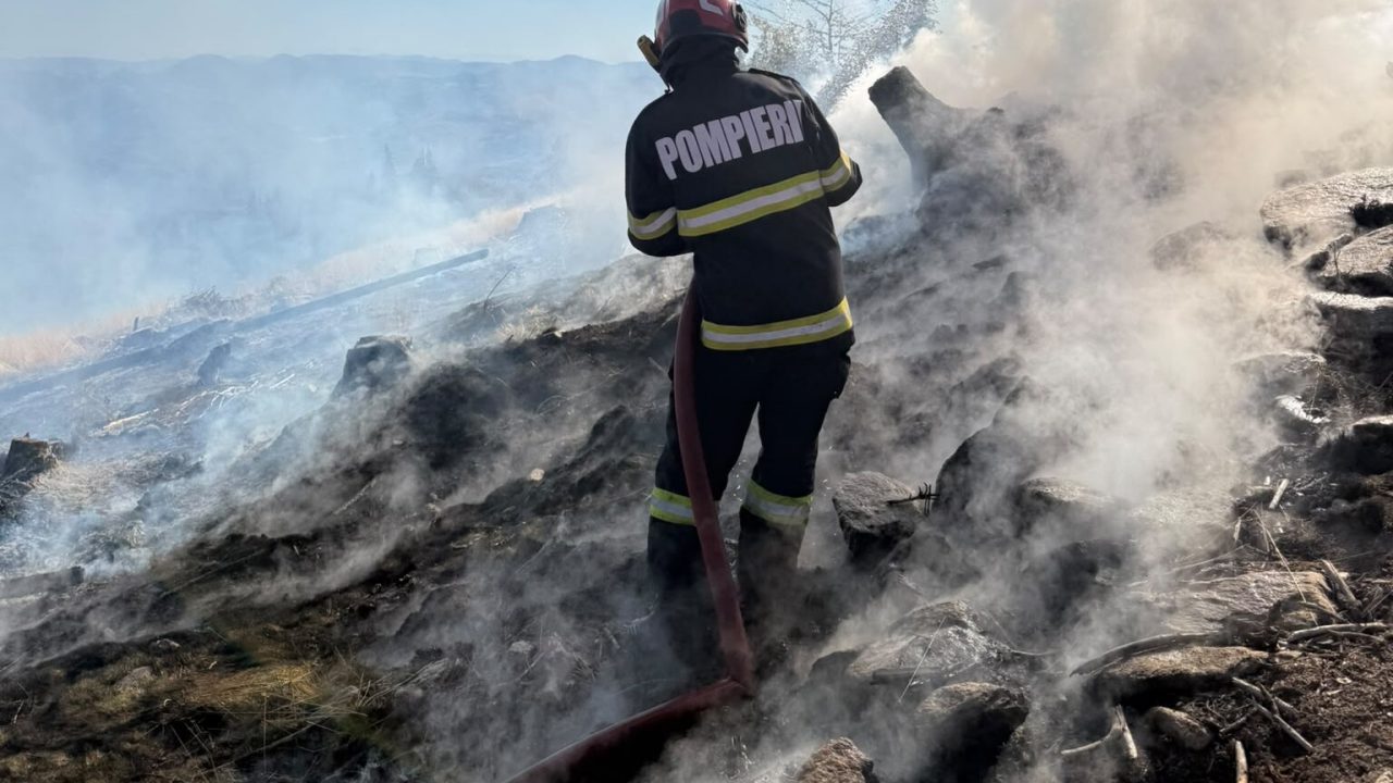 Pompierii arădeni, aproape 900 de misiuni în septembrie: Peste 55 de hectare au ars doar în ultimul weekend!