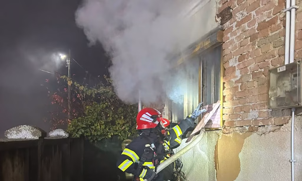 Incendiu în toiul nopții, la o casă din județul Alba! Pompierii din Aiud au intervenit cu două autospeciale