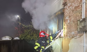 Incendiu în toiul nopții, la o casă din județul Alba! Pompierii din Aiud au intervenit cu două autospeciale