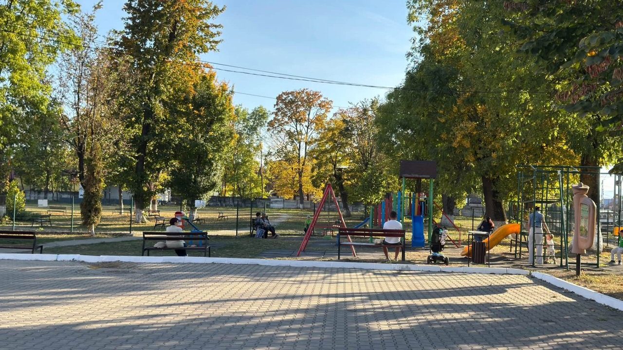 Semnal de alarmă la Huedin după ce un copil s-a rănit grav la un loc de joacă: toate cele opt parcuri din oraș prezintă nereguli