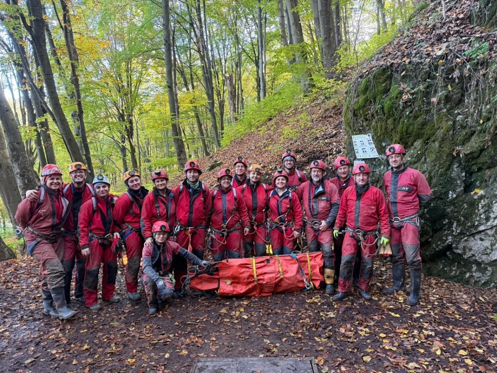 Șase medici urgentiști din Cluj se alătură salvatorilor speologi: Pregătire intensivă în peșterile din Șuncuiuș!