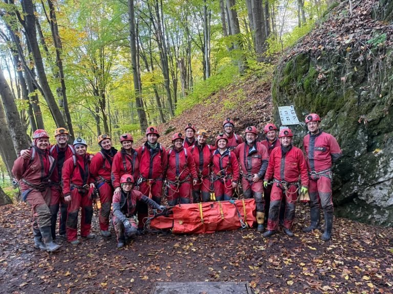 Șase medici urgentiști din Cluj se alătură salvatorilor speologi: Pregătire intensivă în peșterile din Șuncuiuș!