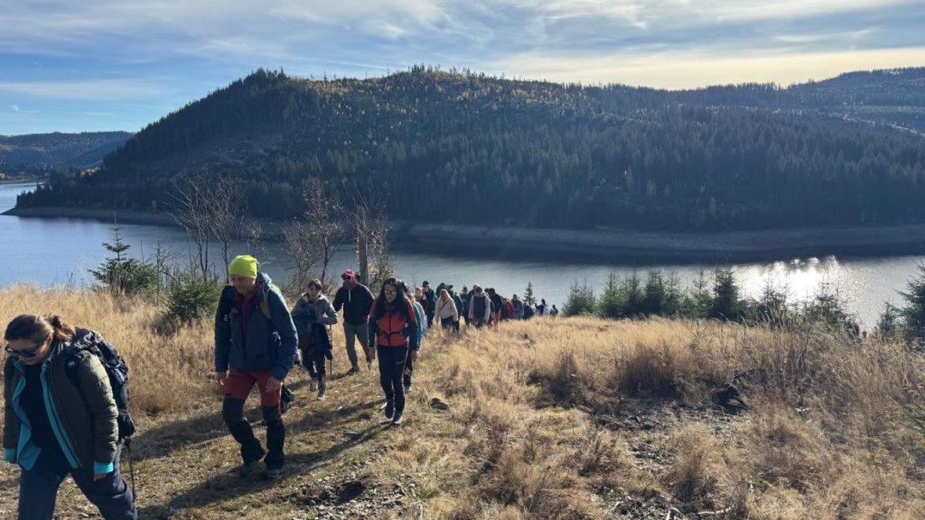 Două noi trasee turistice în Apuseni, la Beliș! 200 de iubitori ai muntelui au descoperit circuitul cu priveliști spectaculoase asupra lacului