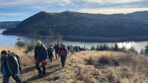 Două noi trasee turistice în Apuseni, la Beliș! 200 de iubitori ai muntelui au descoperit circuitul cu priveliști spectaculoase asupra lacului