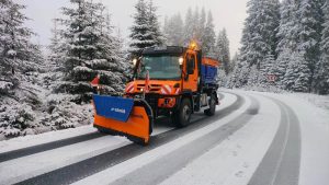 Iarna a venit pe Transalpina! Drumarii intervin cu utilaje de deszăpezire în județul Alba