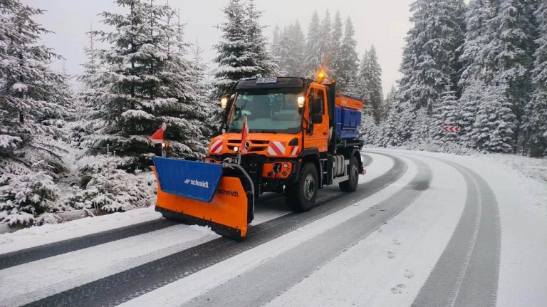 Iarna a venit pe Transalpina! Drumarii intervin cu utilaje de deszăpezire în județul Alba